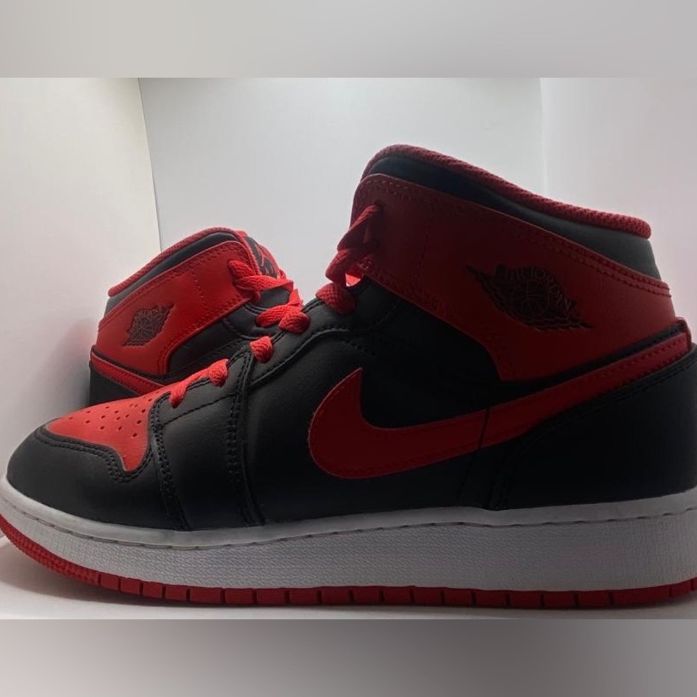 Black and red Jordan 1, size 7.